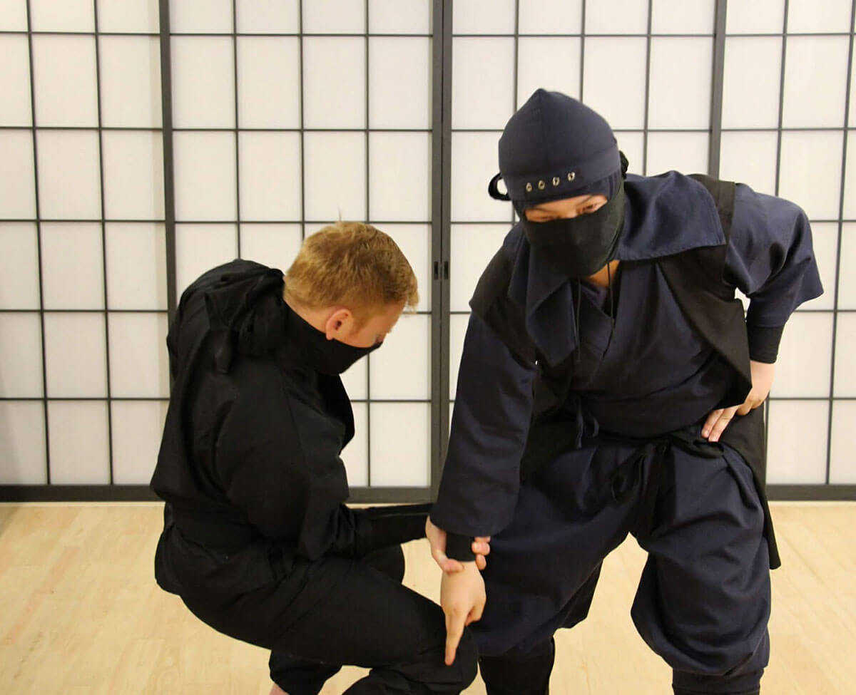 外国人体験者に忍者ツアーを実施している写真