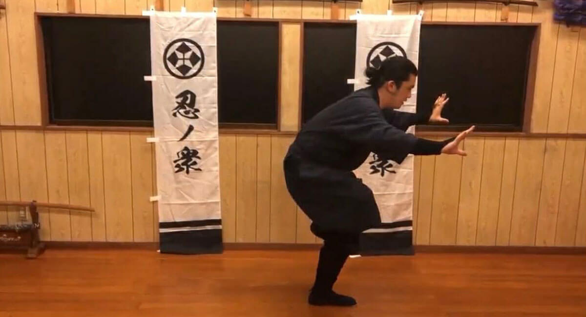 基礎的な忍び足のイメージ写真