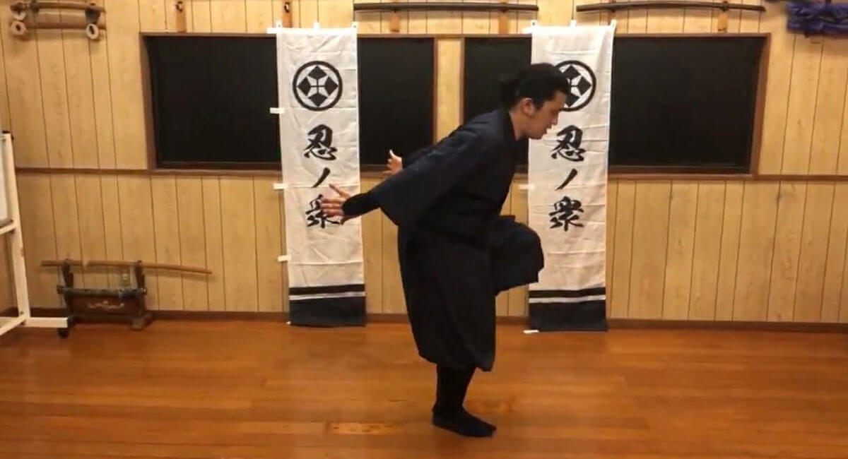 基礎的な忍び足のイメージ写真