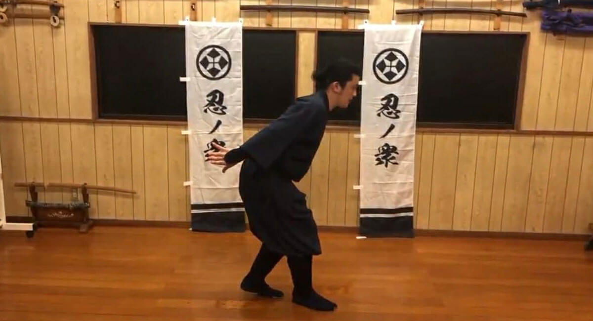 基礎的な忍び足のイメージ写真