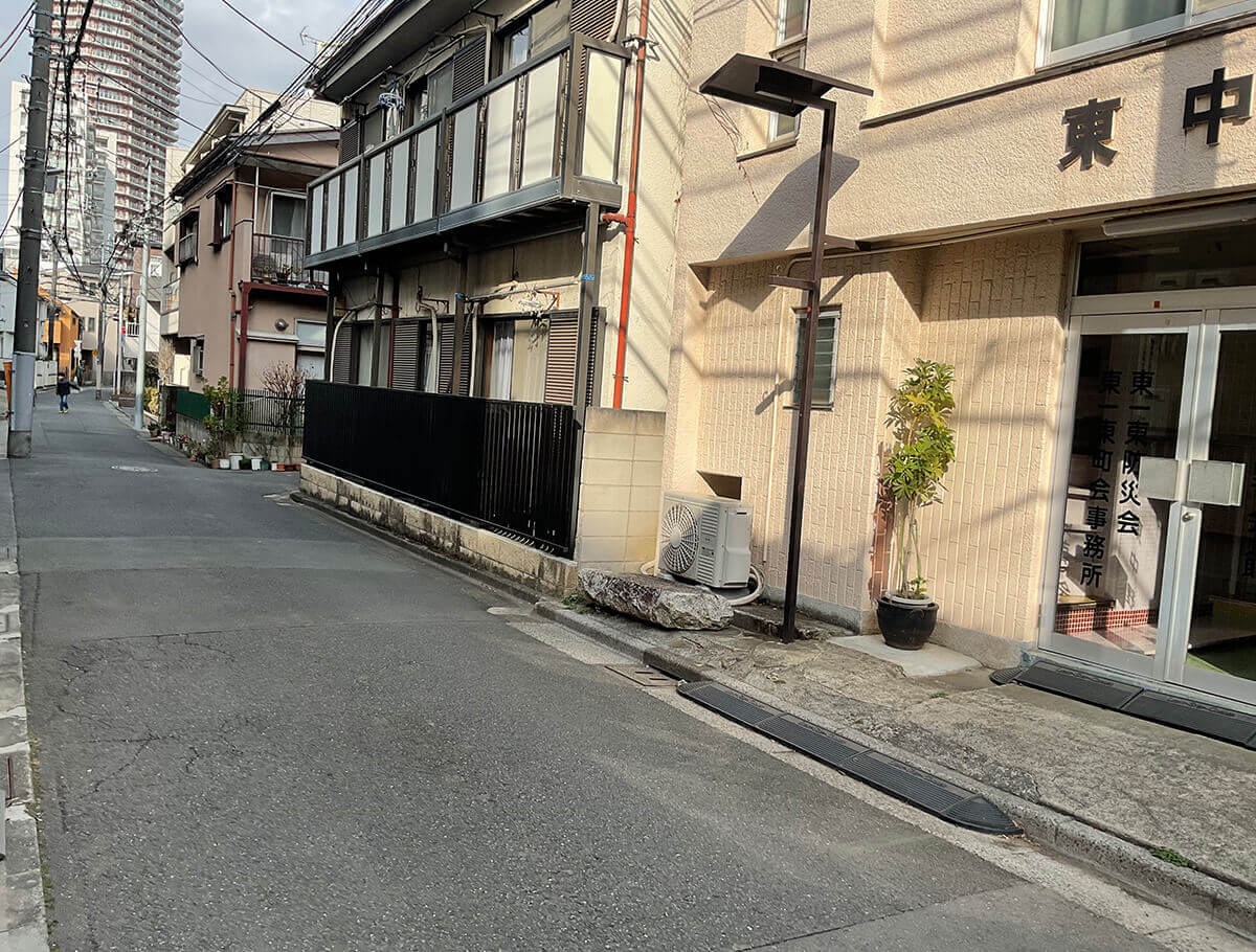 東中野会館の前の道路