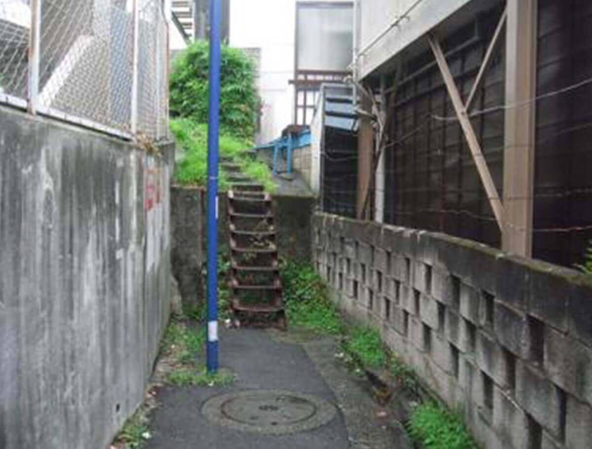 2010年に撮影した暗渠に続く階段