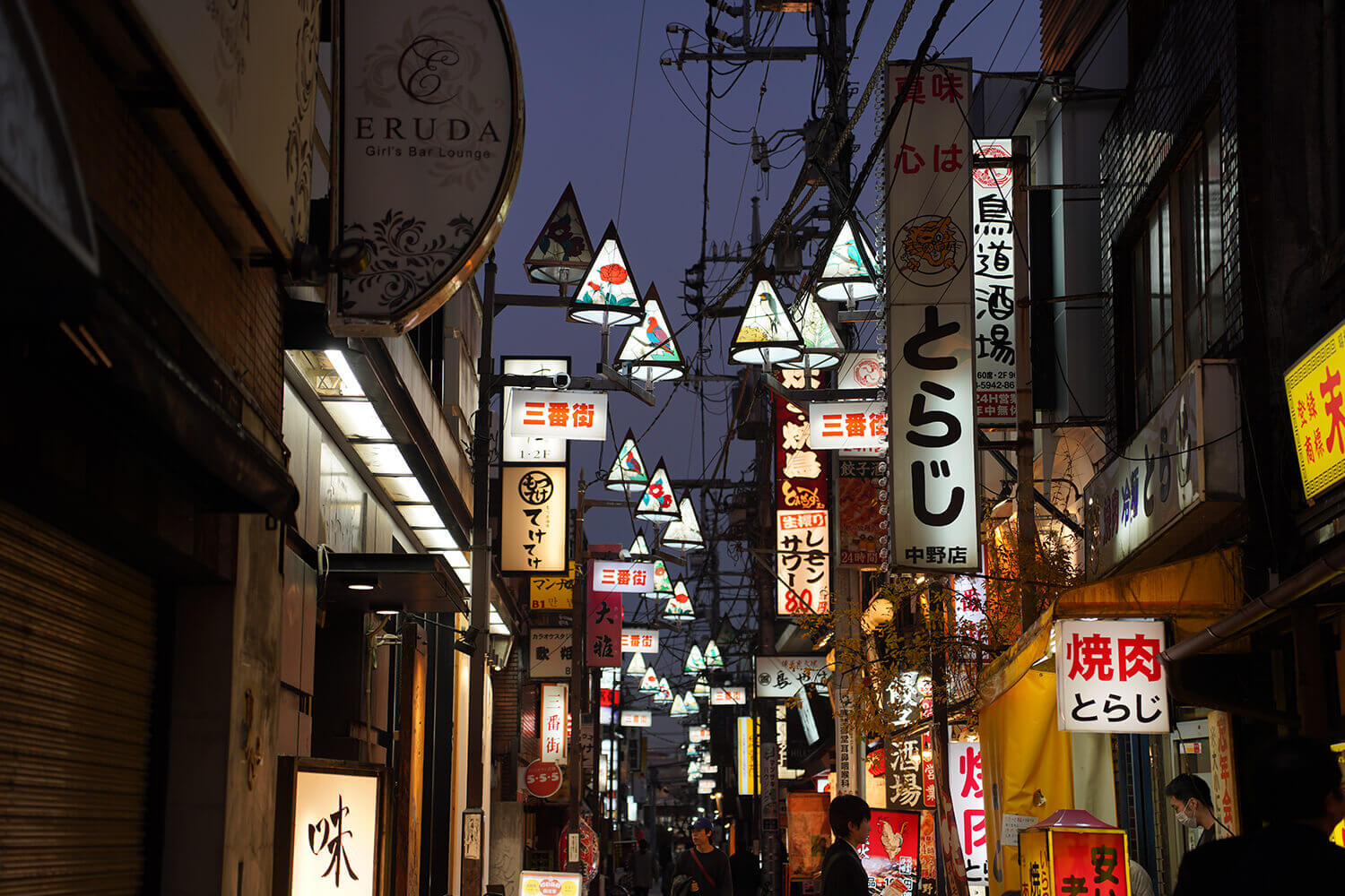 見上げてごらん夜の街灯を 中野の路地裏はこんなに輝いている